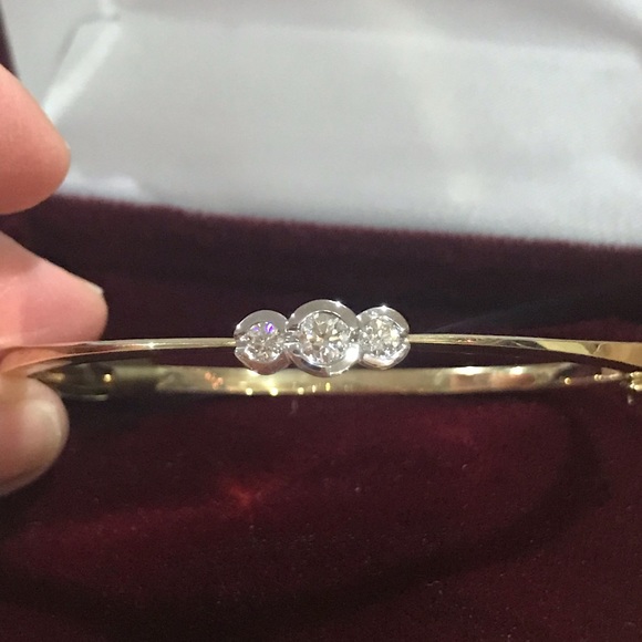 ๐HP๐Stunning 14KTT Diamond Bangle Bracelet - Picture 2 of 8
